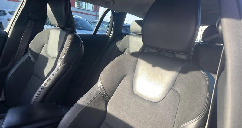 Volvo V60 cena 74900 przebieg: 152400, rok produkcji 2018 z Łochów małe 172